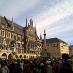 Glockenspiel vor dem Marienplatz München 2015
