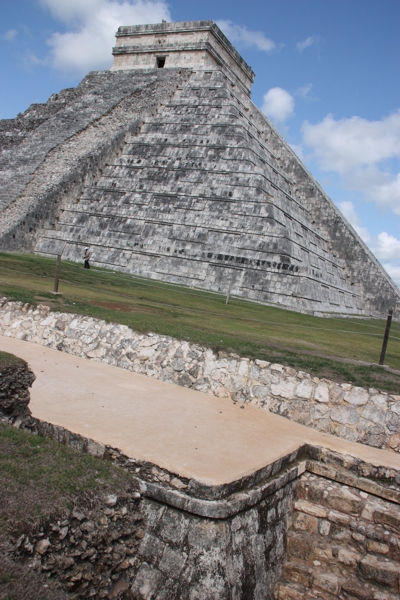 Blick auf das Fundament der Pyramide