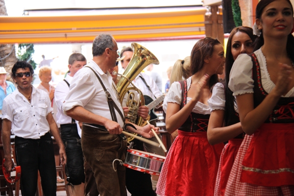 Einzug der Oktoberfestband Enzis Blasband