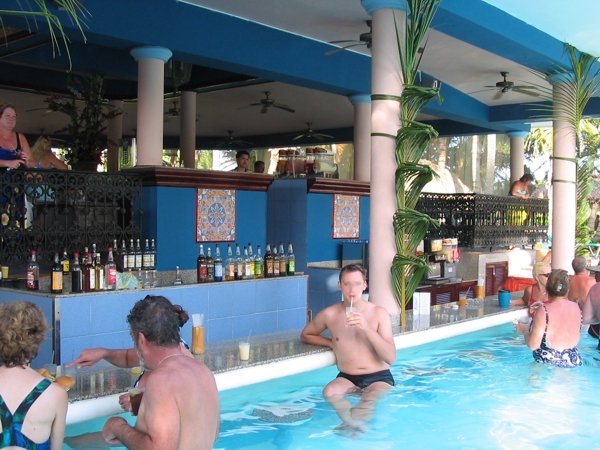 AI-swim up Pool-Bar in Punta Cana