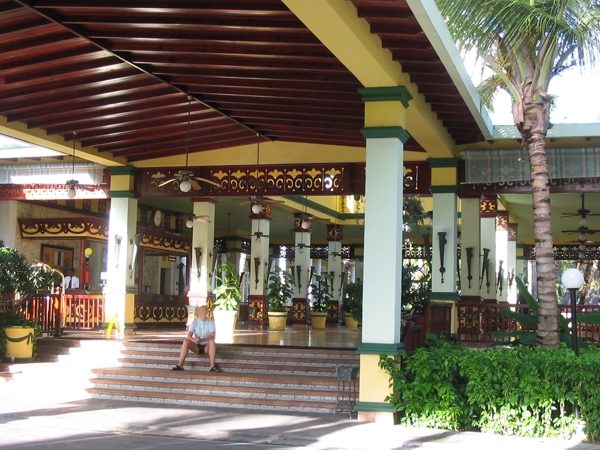 Hoteleingang Riu Bambu im traditionellen Stil