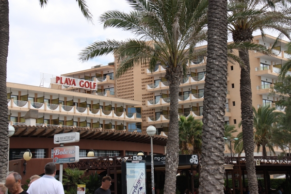 Blick von der Promenade auf Hotel Playa Golf