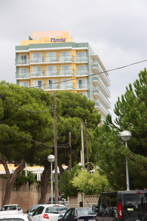 Blick von der Seitenstraße auf das Hotel Timor