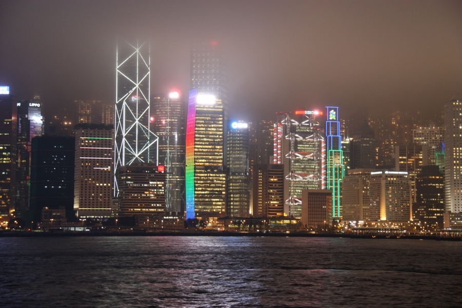 Skyline von Hong Kong im Abendhimmel