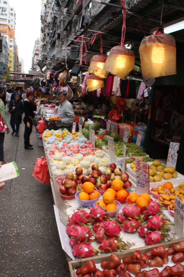 Allerlei Waren auf den Märkten in Hong Kong