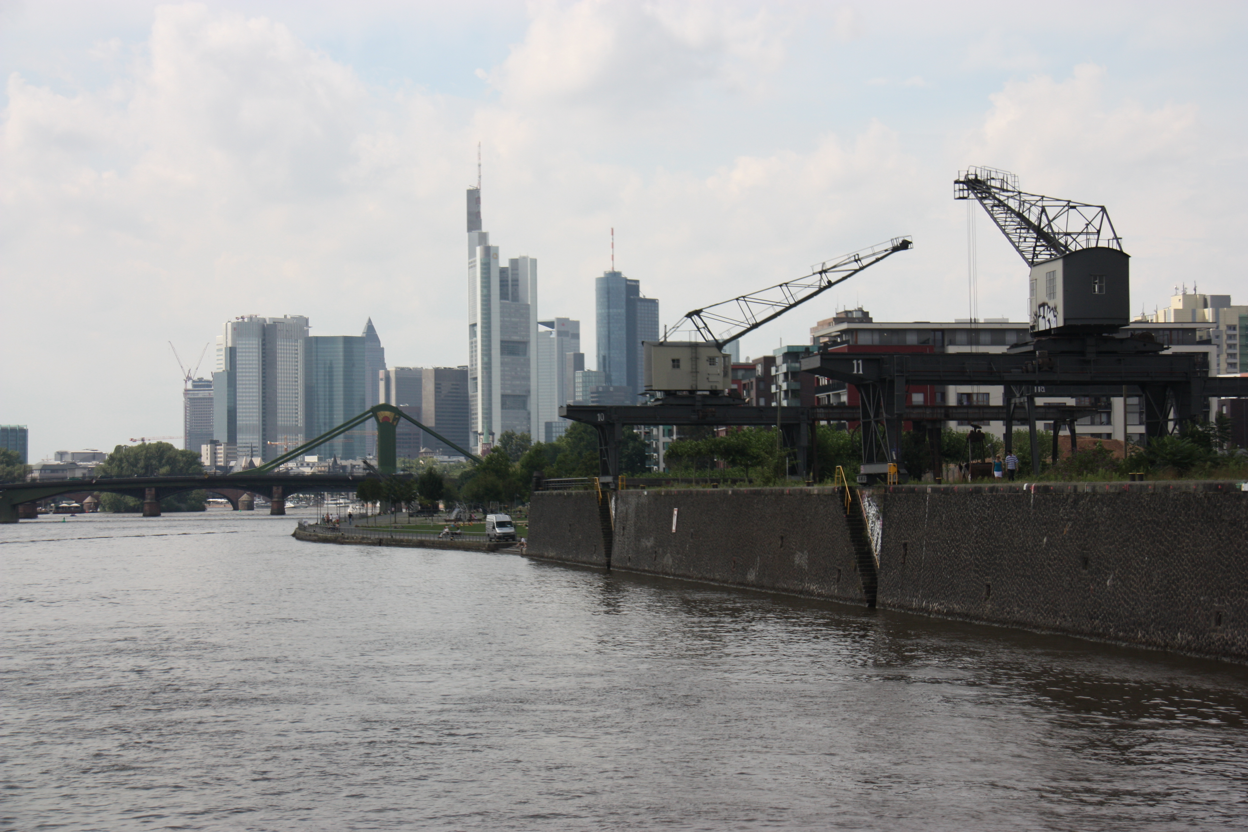 Blick auf Frankfurter Skyline vom Osthafen