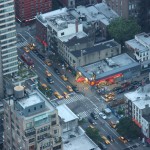 Blick auf eine geschäftige Straßenkreuzung vom Empire State Building