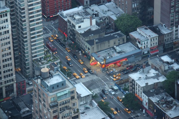Blick auf eine geschäftige Straßenkreuzung vom Empire State Building
