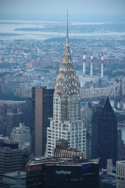 Blick auf das Chrysler Building bei Dämmerung vom Empire State Building