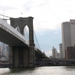 Mit dem Schiff durch die Brooklyn Brücke