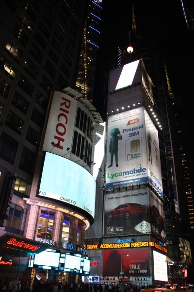 Werbetafeln am Times Square bei Nacht