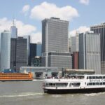 Schiff vor den Wolkenkratzern