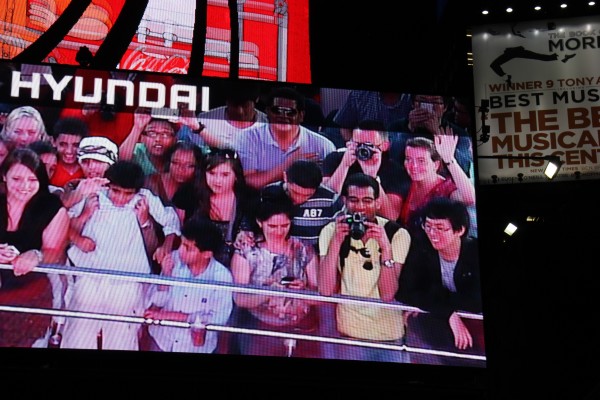 Selfies am Times Square per Videowand
