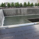 Kuperumrandung mit eingefrästen Namen der Opfer