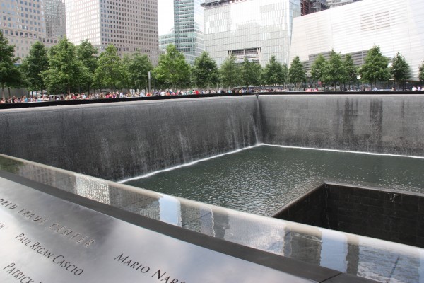 9/11 Mahnmal mit Wasserfall und Inschriften der Opfer