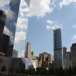 9/11 Memorial neben dem One World Trade Center