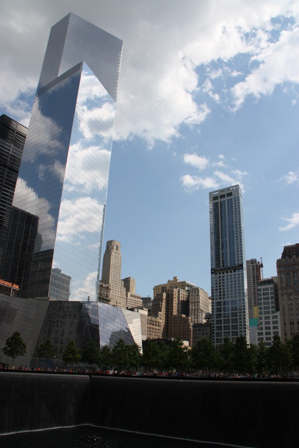 9/11 Memorial neben dem One World Trade Center