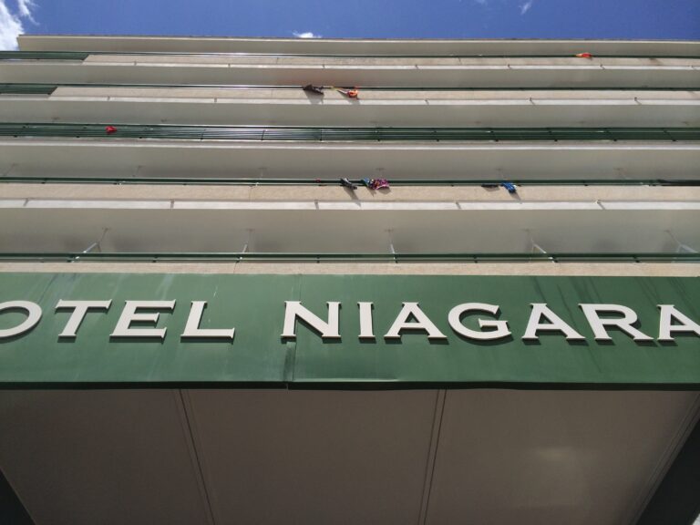 Blick auf das Hotel Niagara von der Schinkenstrasse