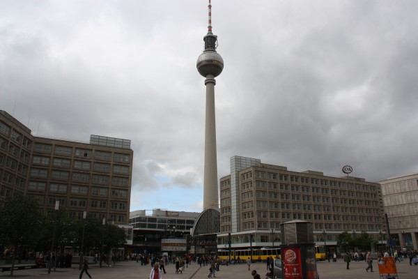 Berliner Fernsehturm vom Alexanderplatz