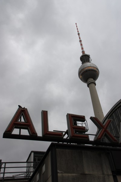 Blick auf den Fernsehturm vom Alexanderplatz