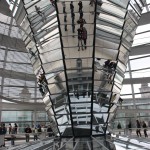 Trichterförmig angeordnete Spiegel in der Reichstagskuppel