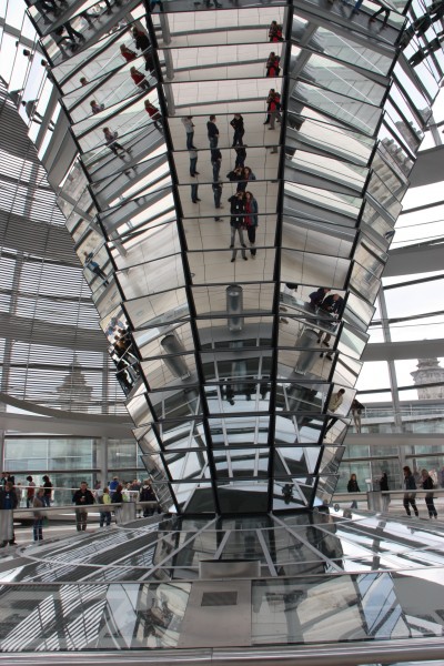 Trichterförmig angeordnete Spiegel in der Reichstagskuppel