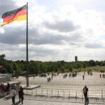 Fahne der Deutschen Einheit vor dem Berliner Reichstag