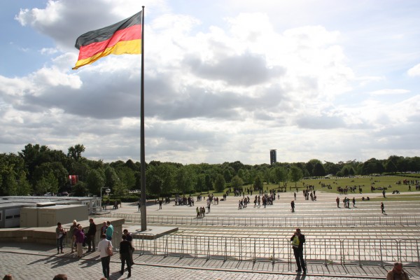 Fahne der Deutschen Einheit vor dem Berliner Reichstag