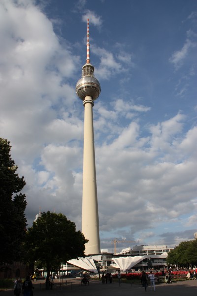 Berliner Fernsehturm in voller Länge