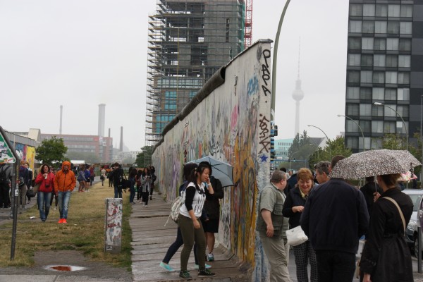 East Side Gallery in Berlin mit Fernsehturm im Hintergrund