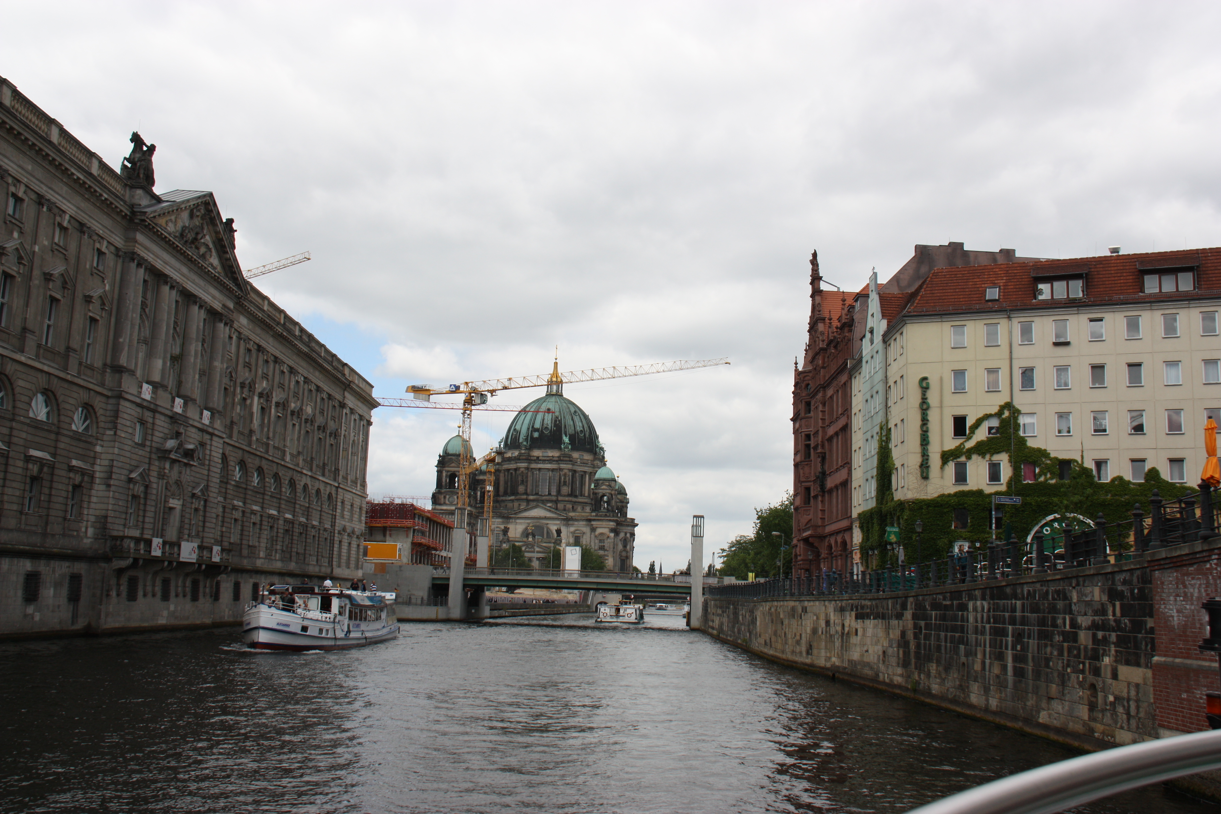 Blick auf den Berliner Dom von der Spree