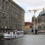 Schiffe auf der Spree vor dem Berliner Dom