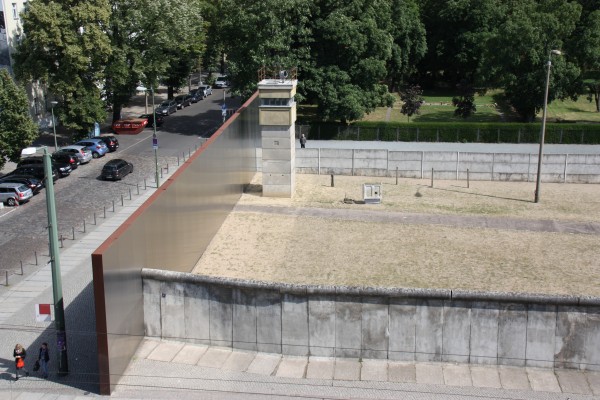 Erhaltene Berliner Mauer mit Grenzstreifen