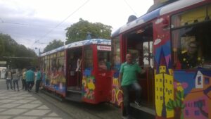 Bunte Züge des EbbelwEi-Express