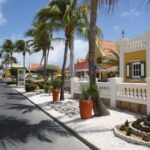 Promenade vor dem Amsterdam Manor Beach Resort auf Aruba