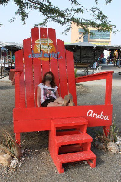 Großer Stuhl vor dem Aruba Markt