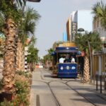 Straßenbahn durch die Einkaufstraße auf Aruba