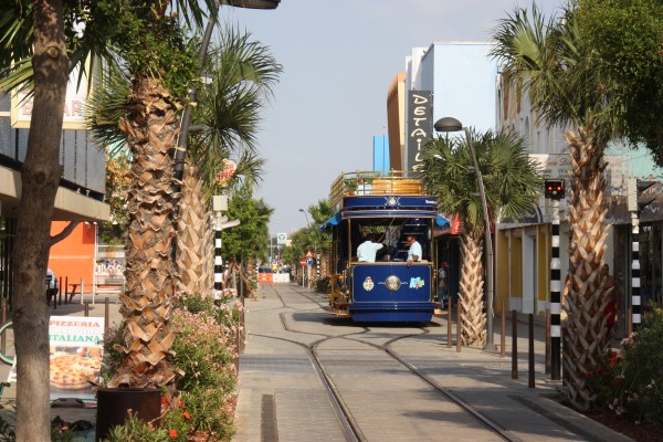 Straßenbahn durch die Einkaufstraße auf Aruba