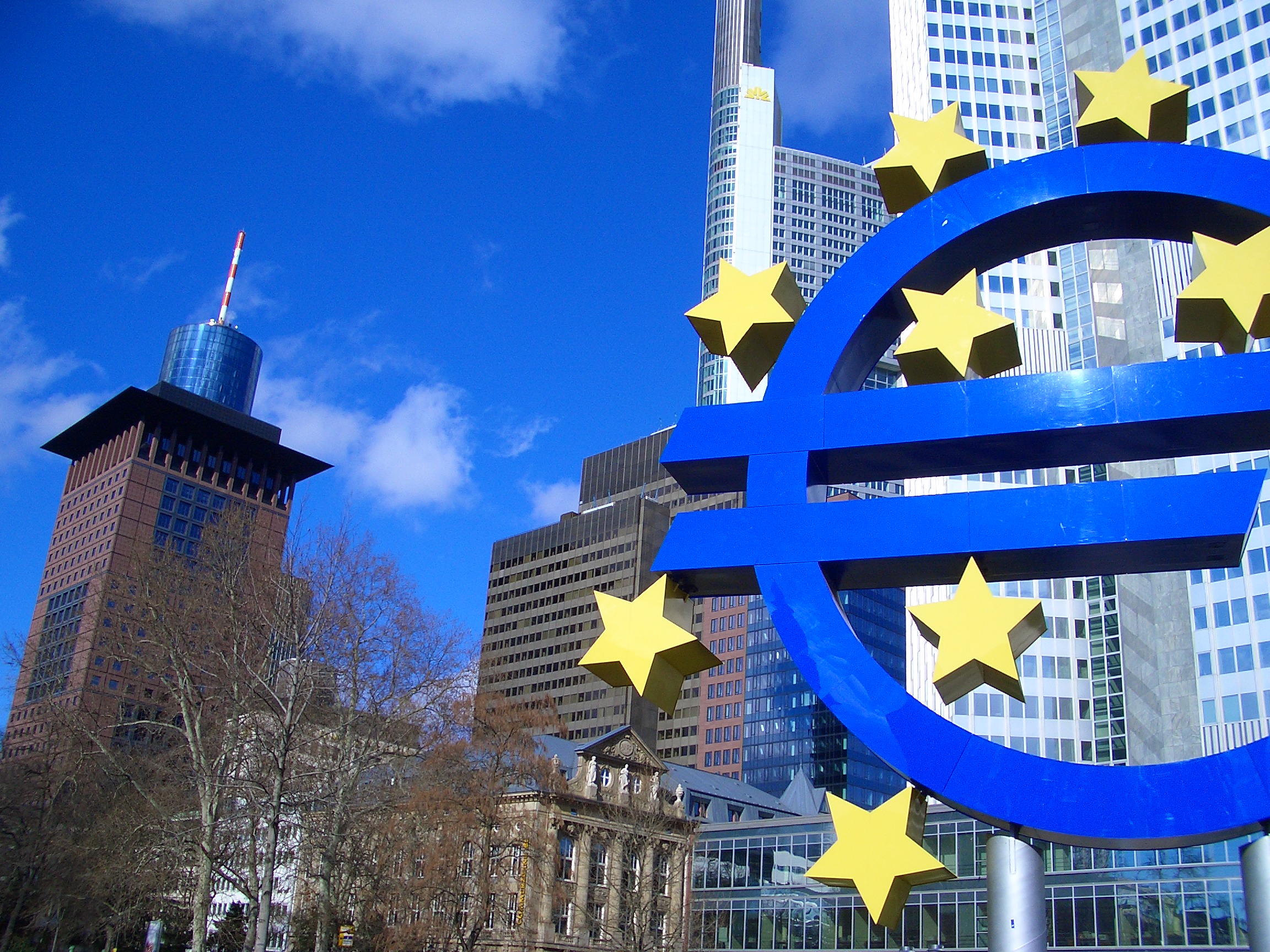 Euro-Skulptur am Willy Brandt Platz in Frankfurt