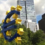 Euro in Frankfurt vor dem Euro-Tower
