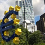 Euro-Skultpur und Taunusturm in Frankfurt