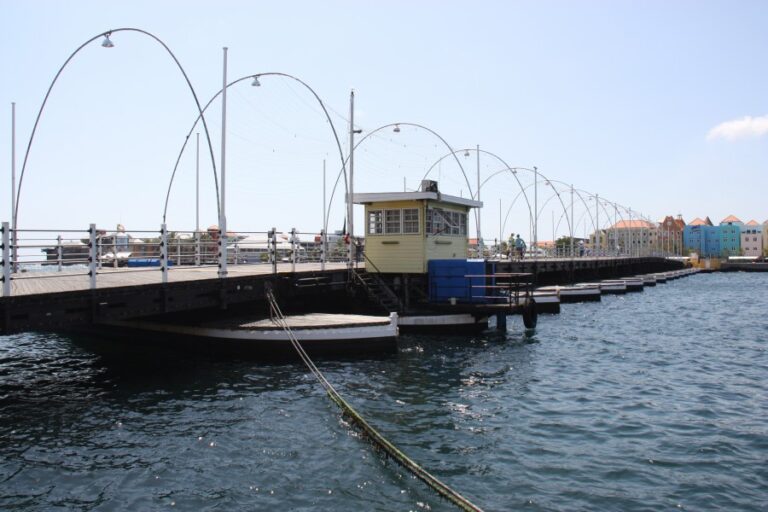 Königin Emma Brücke mit Schiffsmotor mit