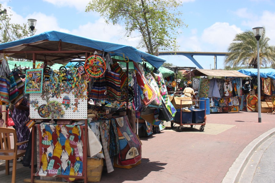 Verkaufsstände vor runder Markthalle Willemstad - Curacao