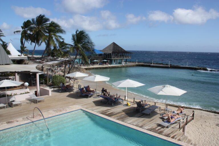 Pool im Hotel Avila Curacao