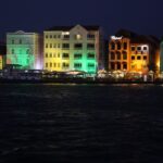 Häuser an der Handelskaade bei Nacht