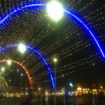 Bunte Lichter über der Königin Emma Brücke