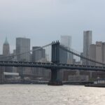 Brooklyn Bridge vor Manhattan