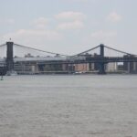 Brücke überspannt den East River