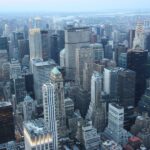 Hochhäuser in der Dämmerung