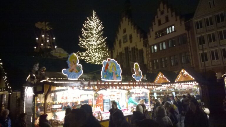 Weihnachtsmarkthütten vor dem Römer